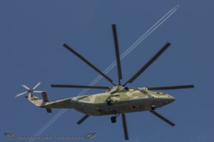 Гигантский вертолёт Ми-26 летает прямо над городом