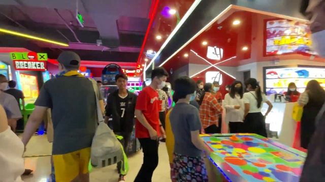 People enjoy the vibrant shopping mall lifestyle on weekend in Yangon - Myanmar ?? смотреть онлайн