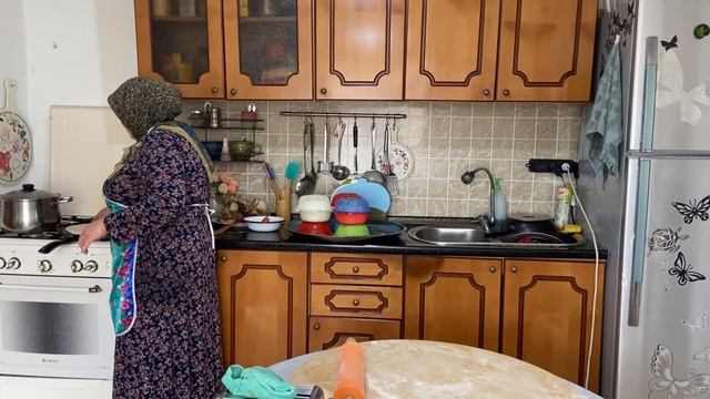 Готовлю / встречаю гостей / заказ галушек зятя / Мне помогают мои мужчины смотреть онлайн