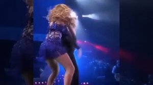 Дженнифер Лопес на сцене с мамой. Обе выглядят восхитительно