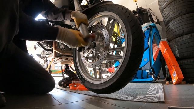 BMW R1200GS AC k25 Räder Ausbau. БМВ Р 1200 ГС снятие колес смотреть онлайн
