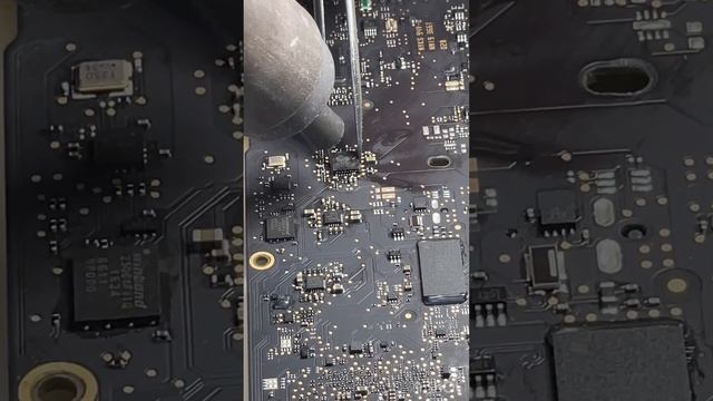 Залили мороженным MacBook Air смотреть онлайн