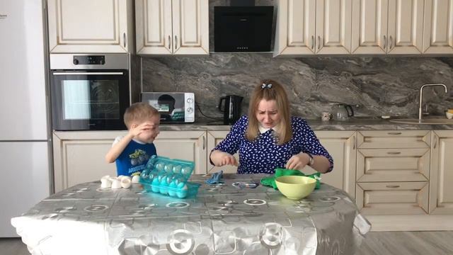 Разбиваем яйца об лоб смотреть онлайн