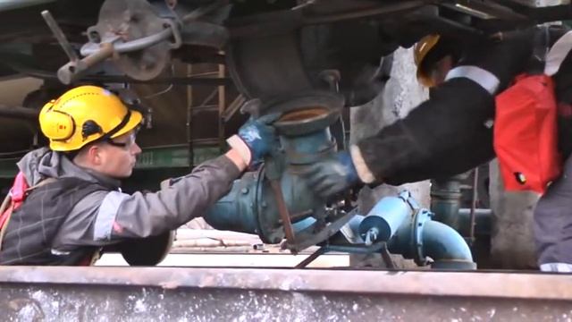 Слив нефтепродукта с вагона-цистерны