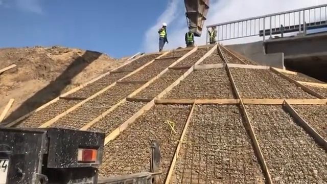 Бетонирование конуса на мосту через реку Темир опора №5 ( левая сторона) ПК 240+40. Дата 11.05.2021 смотреть онлайн