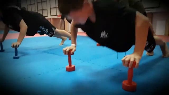 Еля - отжимание на гантелях. смотреть онлайн