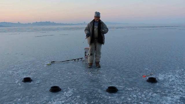 Вооружаем удочку комбайн на зубаря, навагу. Зимняя Приморская рыбалка на комбайн смотреть онлайн