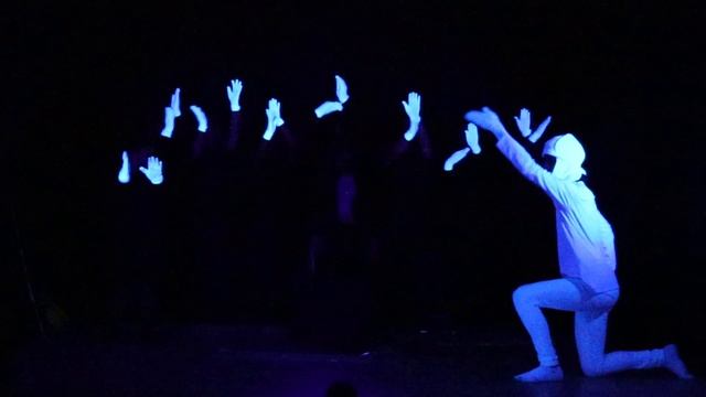 O Grito - Teatro de Mãos(Luz Negra)/ Hands in Motion смотреть онлайн