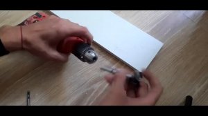 Как сменить сверло в дреле без ключа.