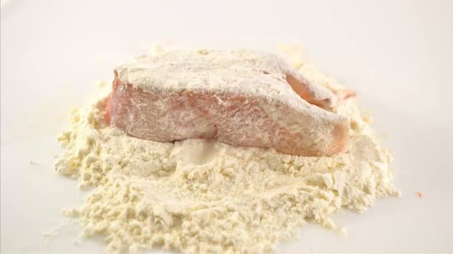 Вот как нужно готовить жареного морского окуня, на сковороде в муке. Такую жареную рыбу любят все! смотреть онлайн