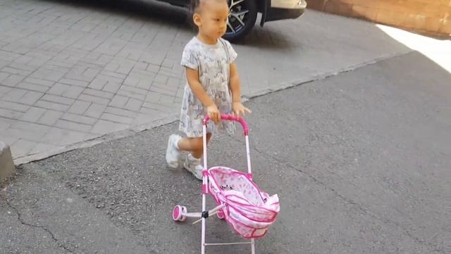 Никуся катает коляску смотреть онлайн