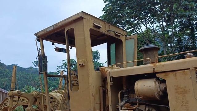 Manual diesel withdrawal by motorgrader & Toyota LC in Ndzoukou campsite! смотреть онлайн