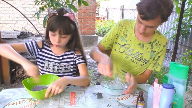 ЛЕРА УЧИТ БРАТА ДЕЛАТЬ СЛАЙМЫ! Проверяем рецепты от Стаси Роу смотреть онлайн