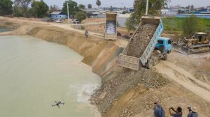 Интересное видео, бульдозер сбрасывает грунт в реку укрепляя берега,