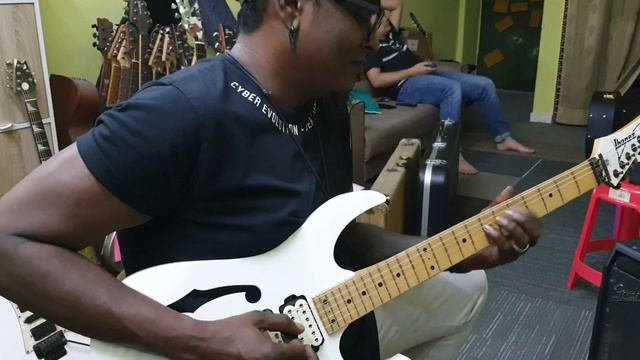 musicman vs ibanez vs fender mana yg best смотреть онлайн