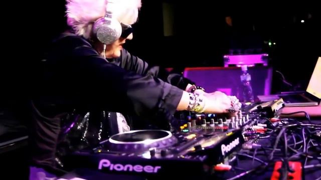 Mama Rock - Ruth Flowers ... Club DJ and Grandma HD смотреть онлайн