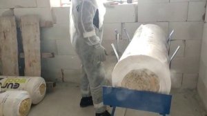 Резка рулонного утеплителя пополам.