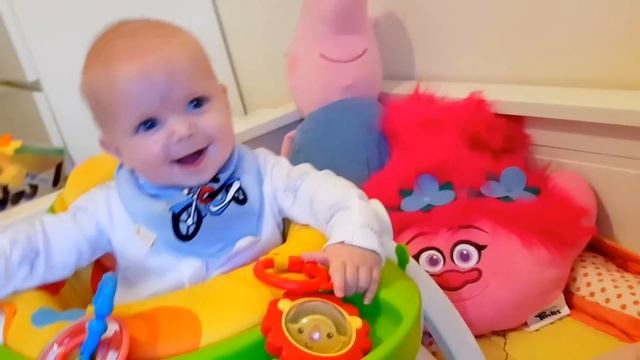 ЛОЛ Куклы Лол Сюрприз Пупсик в коляске ПОКУПАЕТ ШАРИКИ ЛОЛ для Эльвиры Дети покупают игрушки смотреть онлайн