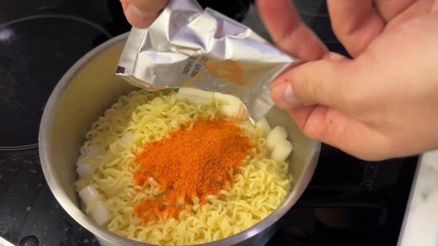 Рамен, токпокки и сосиски. Прикольное комбо. смотреть онлайн