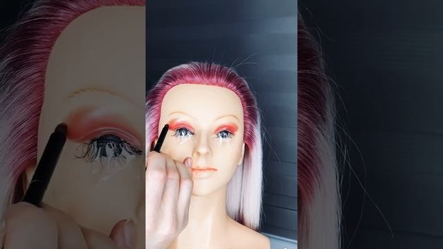 Макияж для манекена/ Maquillage pour une tête malléable смотреть онлайн