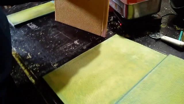 Катаем свою вощину из забрусного воска. смотреть онлайн