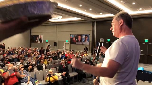 Star Trek Enterprise’s John Billingsley Takes a Pie In the Face смотреть онлайн