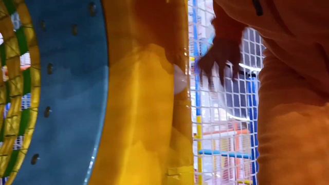 мы приехали в кинотеатр и в детскую комнату смотреть онлайн