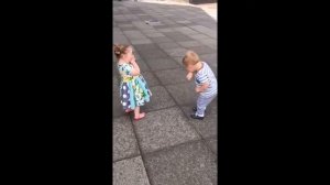 Дети целуются