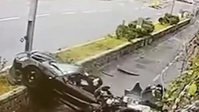 TESLA Roadster Lotus Exige Airborne Poleaxed Destroyed. Occupants Sensationally Cheat Death 車CAM直擊 смотреть онлайн