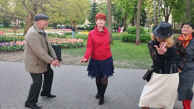 "Моя Бабушка курит трубку"... танцуем в Гомельском парке... 9.05.2023года. смотреть онлайн