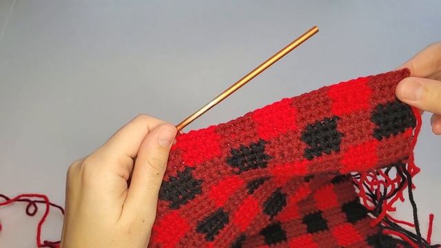 Как вязать жаккард крючком | Подушка в клетку с оленем смотреть онлайн