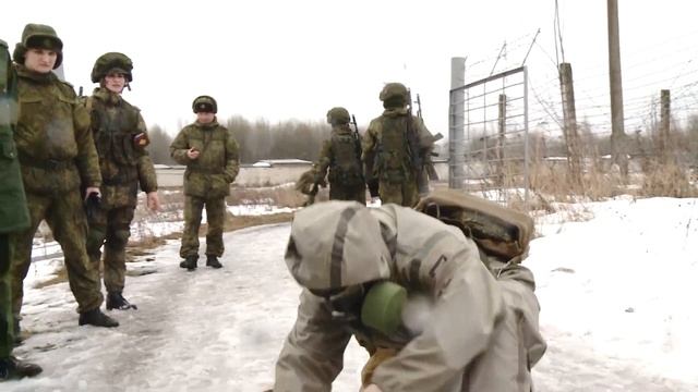 В преддверии 8 марта в области прошли соревнования для военнослужащих девушек «Макияж под камуфляж» смотреть онлайн