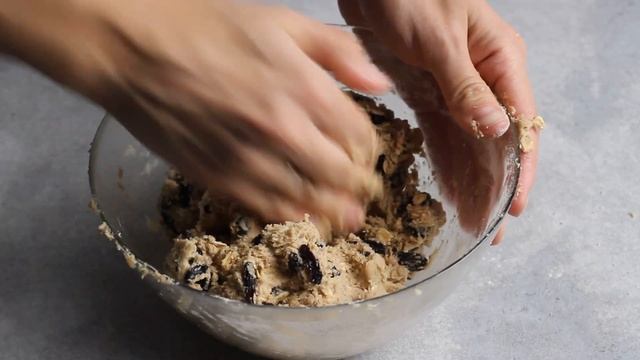 Овсяное печенье с изюмом и корицей по рецепту Джейми Оливера/ ВКУСНЕЕ НЕ БЫВАЕТ смотреть онлайн