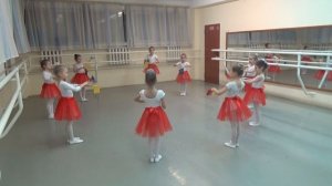 Музыкально-ритмический этюд с флажками исполняет подготовительная группа ЕДШИ 4 «АртСозвездие»