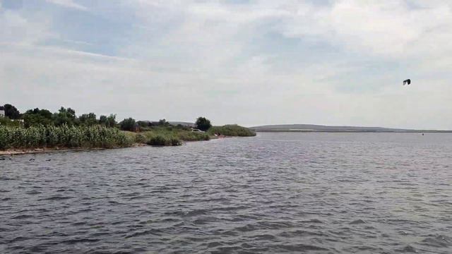 Ветер не помеха для рыбалки. Кайтеры на Черном море. Приморский Темрюкский район Краснодарский край смотреть онлайн