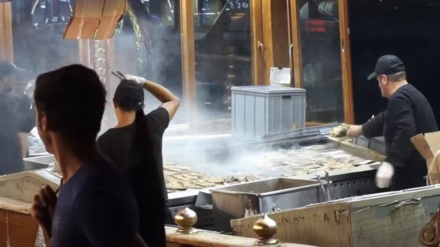 Балык-экмек (рыба в хлебе) готовят прямо на лодке смотреть онлайн