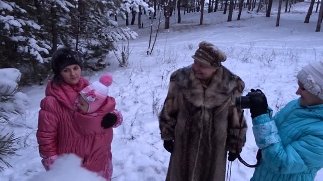 Прогулка по лесу зимой в слингокуртках, как выглядит слингокуртка с ребёнком смотреть онлайн