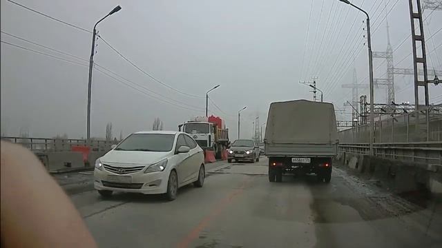 Начался ремонт дороги на мостовом переходе Волжской ГЭС смотреть онлайн