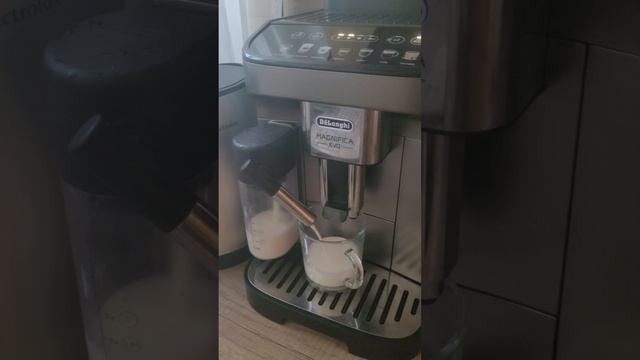 Make a Latte Macchiato with DeLonghi Magnifica Evo смотреть онлайн