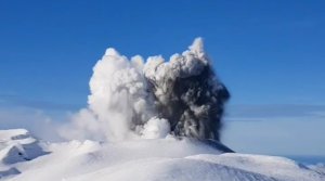 Вулкан Эбеко начал извергаться на Курильских островах