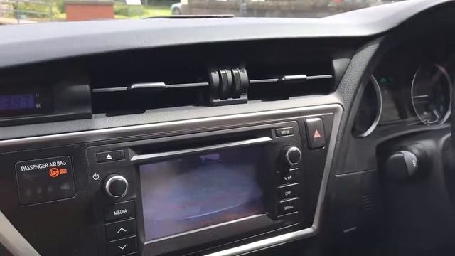 Intelligent Parking Assist on Toyota Auris Hybrid Excel смотреть онлайн