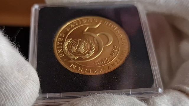 Такого вы не видели! 20 тенге 1995 года 50 лет ООН в жёлтом металле. Пруф и нарушение соосности. смотреть онлайн