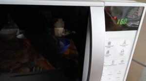 Как разморозить рыбу в микроволновки,чтобы она не розлезлась?