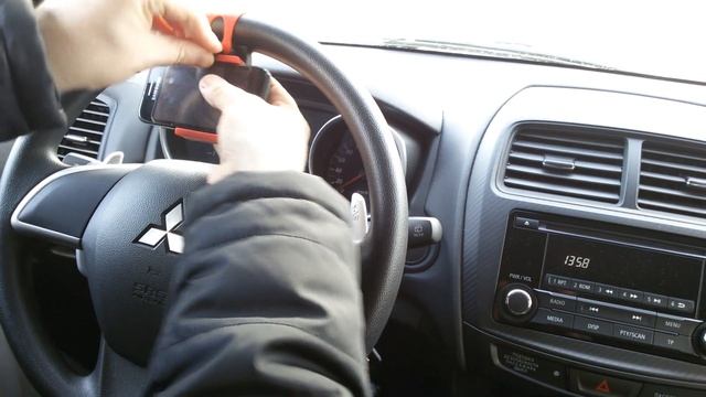 Крепление держатель телефона навигатора в машину на руль Mitsubishi ASX смотреть онлайн