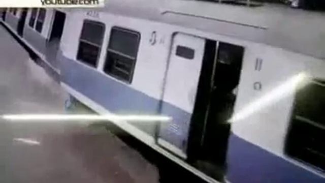 В Мумбаи поезд «взлетел» из-за ошибки машиниста. Видео смотреть онлайн