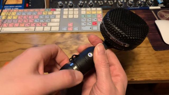 Removing a Coles 4038 Microphone Mount смотреть онлайн