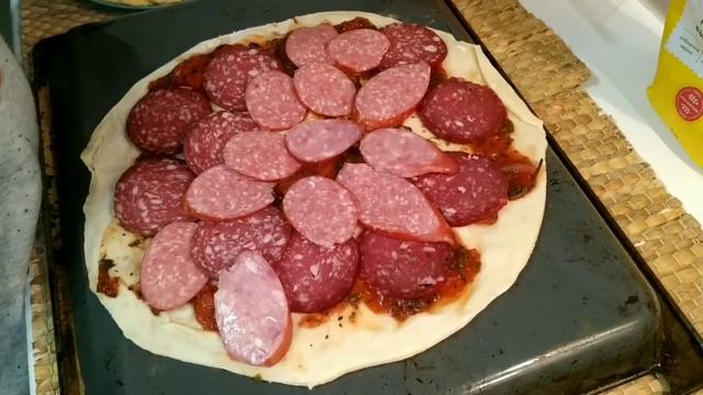 делаем домашнюю пиццу смотреть онлайн