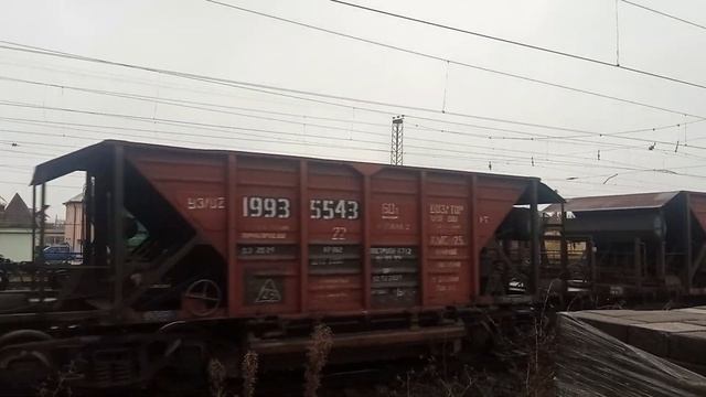 Электровоз ВЛ11М-011 с грузовым поездом и приветливой бригадой+ толкач 2М62-0618 смотреть онлайн