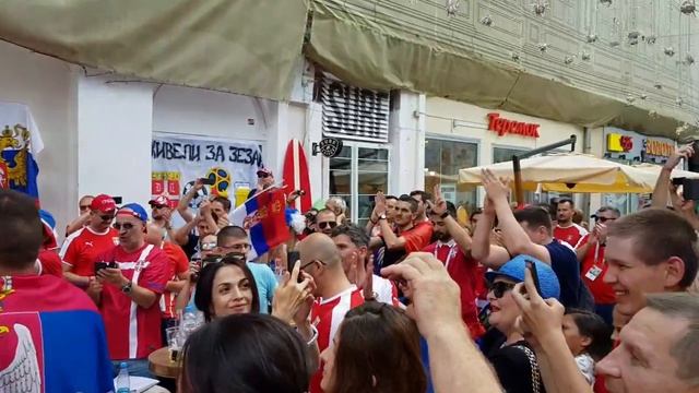 Сербские болельщики в Москве поют "Катюшу"и "Русские и Сербы братья навек". смотреть онлайн