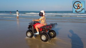 Дети и Машина. Дети за рулём, Детский квадроцикл ездит по песку. Манкиту